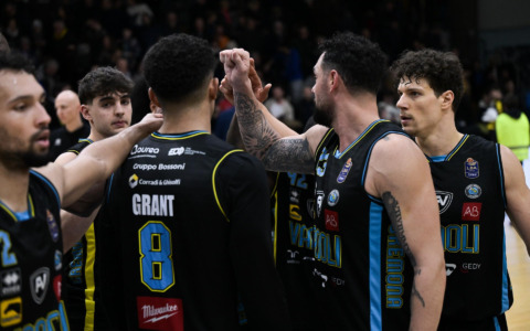 Vanoli Cremona cede a Tortona 71-76 nonostante la grinta di Willis e Veronesi