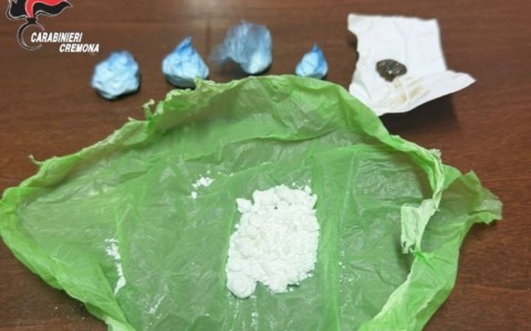 Fermato per un controllo in auto spuntano cocaina e hashish: 31enne denunciato