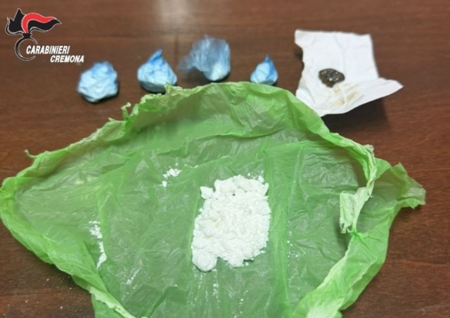 Fermato per un controllo in auto spuntano cocaina e hashish: 31enne denunciato