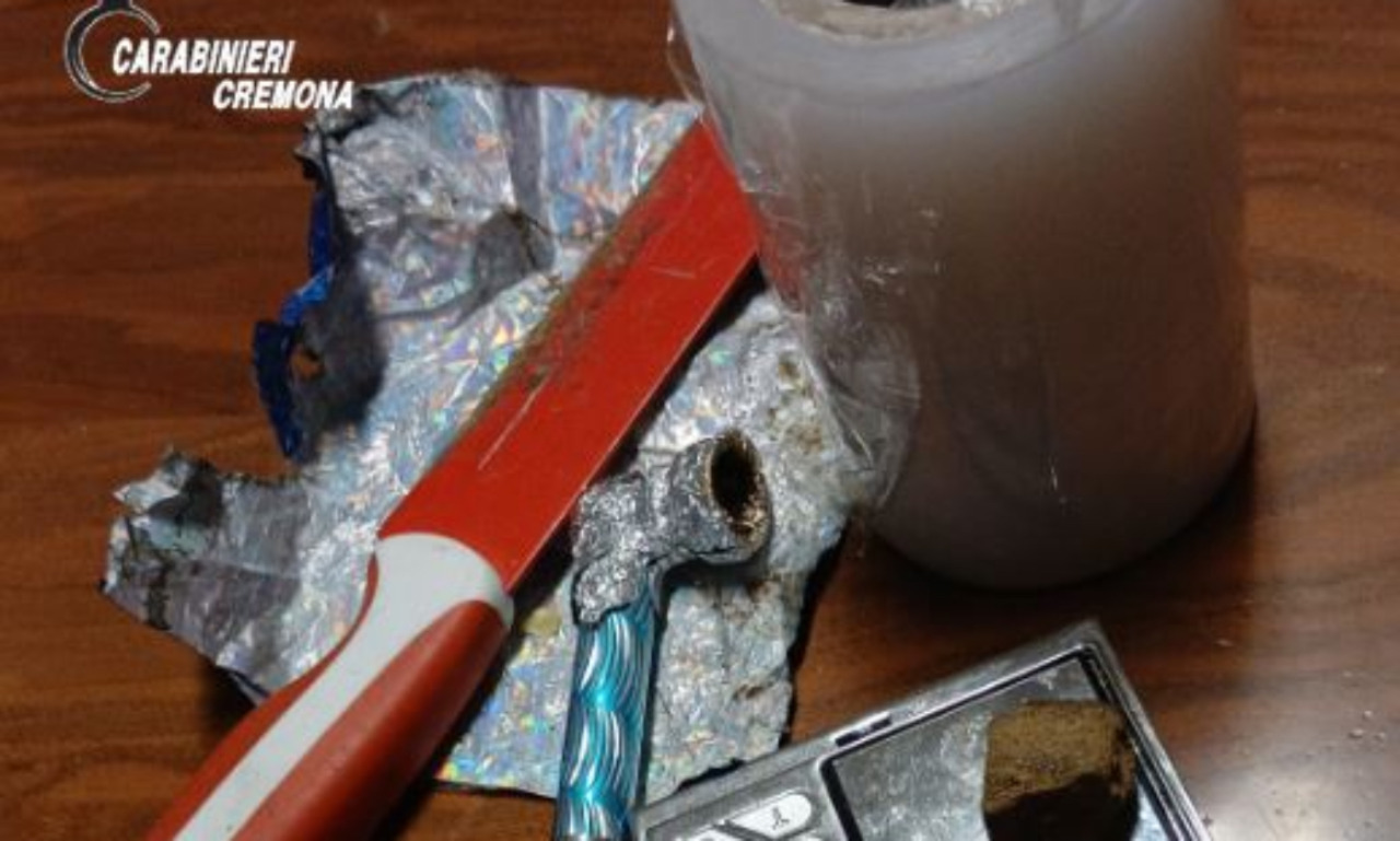 Spaccia hashish e gas esilarante in casa a Soresina: denunciato pusher 19enne