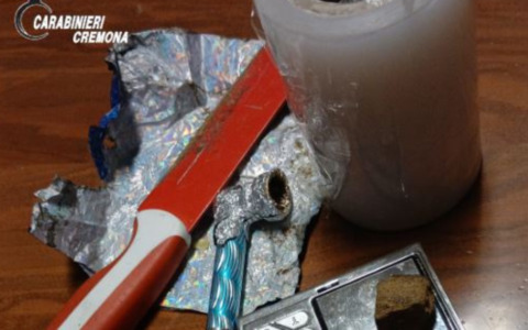 Spaccia hashish e gas esilarante in casa a Soresina: denunciato pusher 19enne