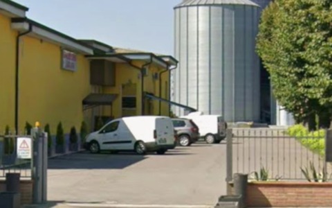 Travolto dal carico di mais durante lo scarico: 30enne muore in ospedale