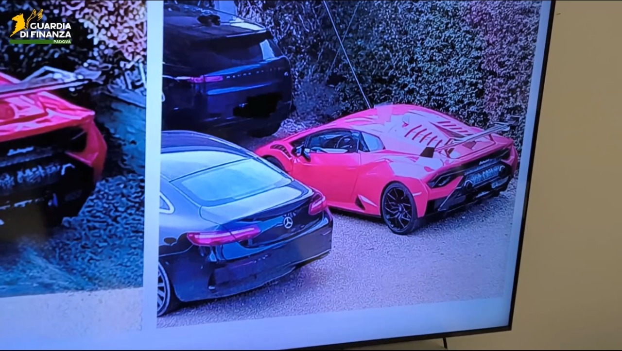 Alcune delle lussuose automobili nelle disponibilità di quelli che sono ritenuti i soggetti a capo della rete