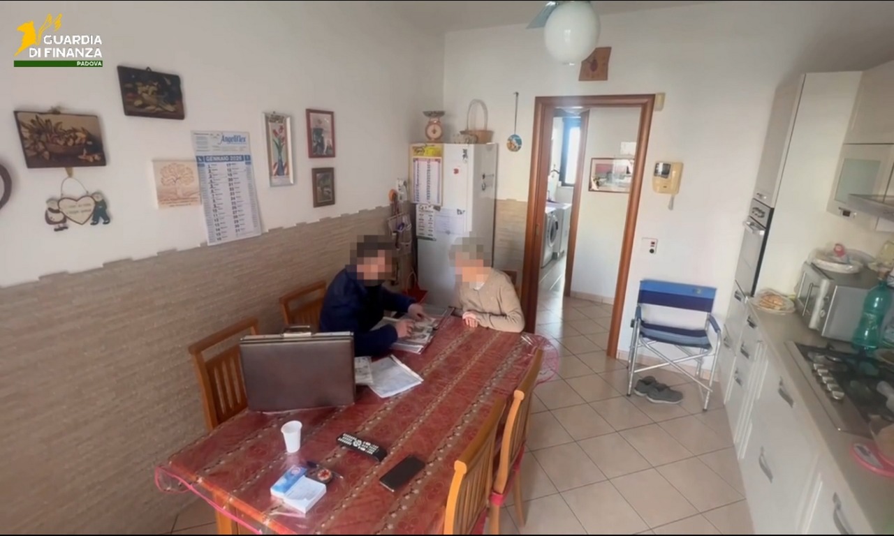 Porta a porta vendevano migliaia di euro di casalinghi agli anziani: ko la maxi rete di truffatori