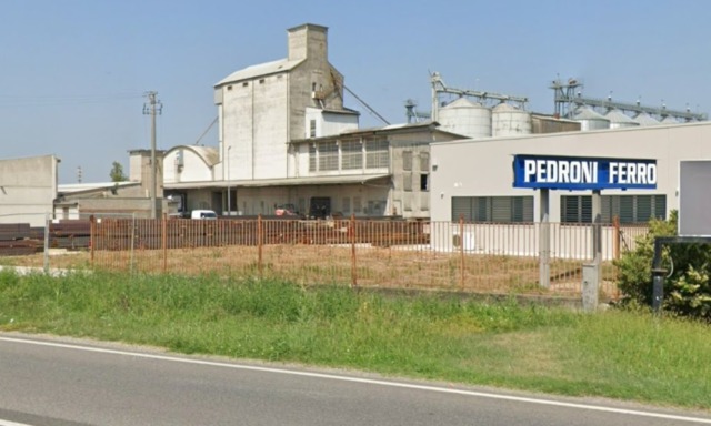 Lastra di ferro si sgancia e lo colpisce alla gamba: ferito un 29enne