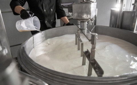 Si cercano lavoratori per la filiera lattiero casearia: al via formazione gratuita e inserimento nei caseifici