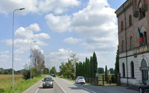 Incidente stradale sulla SS10: auto ribaltata nel fossato, tre coinvolti