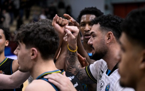 La Vanoli Cremona lotta con orgoglio, ma al PalaRadi passa la Virtus Bologna