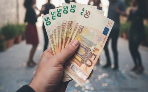 Tenta di corrompere i Carabinieri con 50 euro per salvare la festa: denunciato 37enne