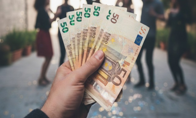 Tenta di corrompere i Carabinieri con 50 euro per salvare la festa: denunciato 37enne