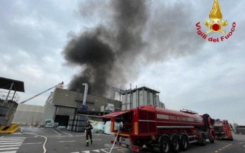Incendio alla Magic Pack, ordinanza del Sindaco: “Finestre chiuse e non sostare a lungo all’aperto”