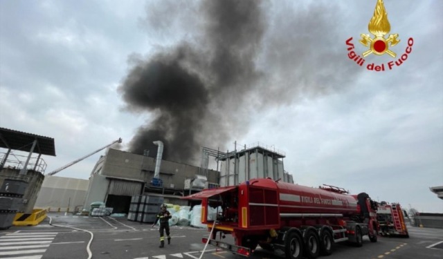 Incendio alla Magic Pack, ordinanza del Sindaco: “Finestre chiuse e non sostare a lungo all’aperto”