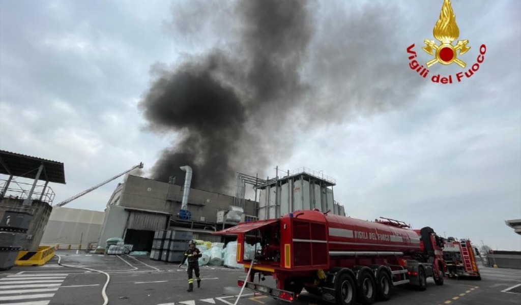 Incendio alla Magic Pack, ordinanza del Sindaco: “Finestre chiuse e non sostare a lungo all’aperto”