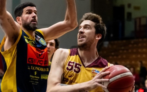 Si interrompe la striscia vincente: la Juvi Ferraroni cede 76-79 alla Givova Scafati