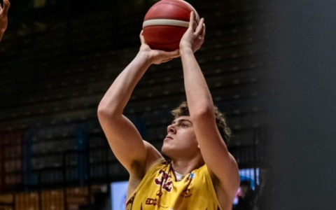 Una travolgente Juvi Ferraroni domina il PalaRadi e batte Cento 90-68