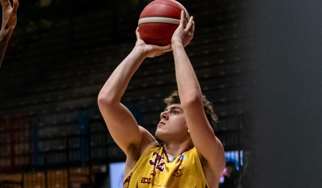 Una travolgente Juvi Ferraroni domina il PalaRadi e batte Cento 90-68