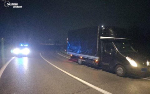 Furto da 400mila euro a Dovera: furgone intercettato dopo la razzia nell’azienda di cosmesi