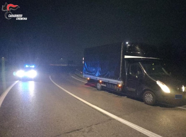 Furto da 400mila euro a Dovera: furgone intercettato dopo la razzia nell’azienda di cosmesi