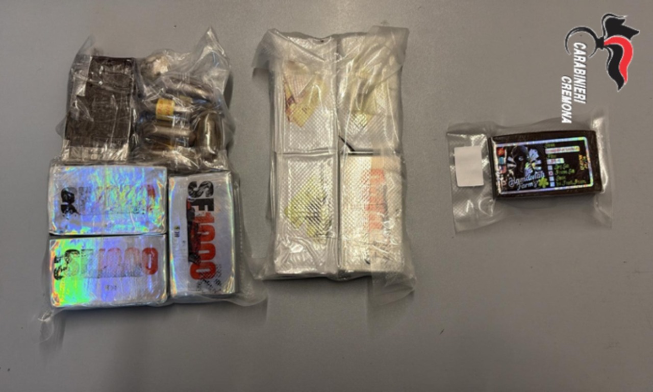 Nel cofano della Toyota a noleggio nasconde 900 grammi di hashish suddivisi in dosi e marchiati