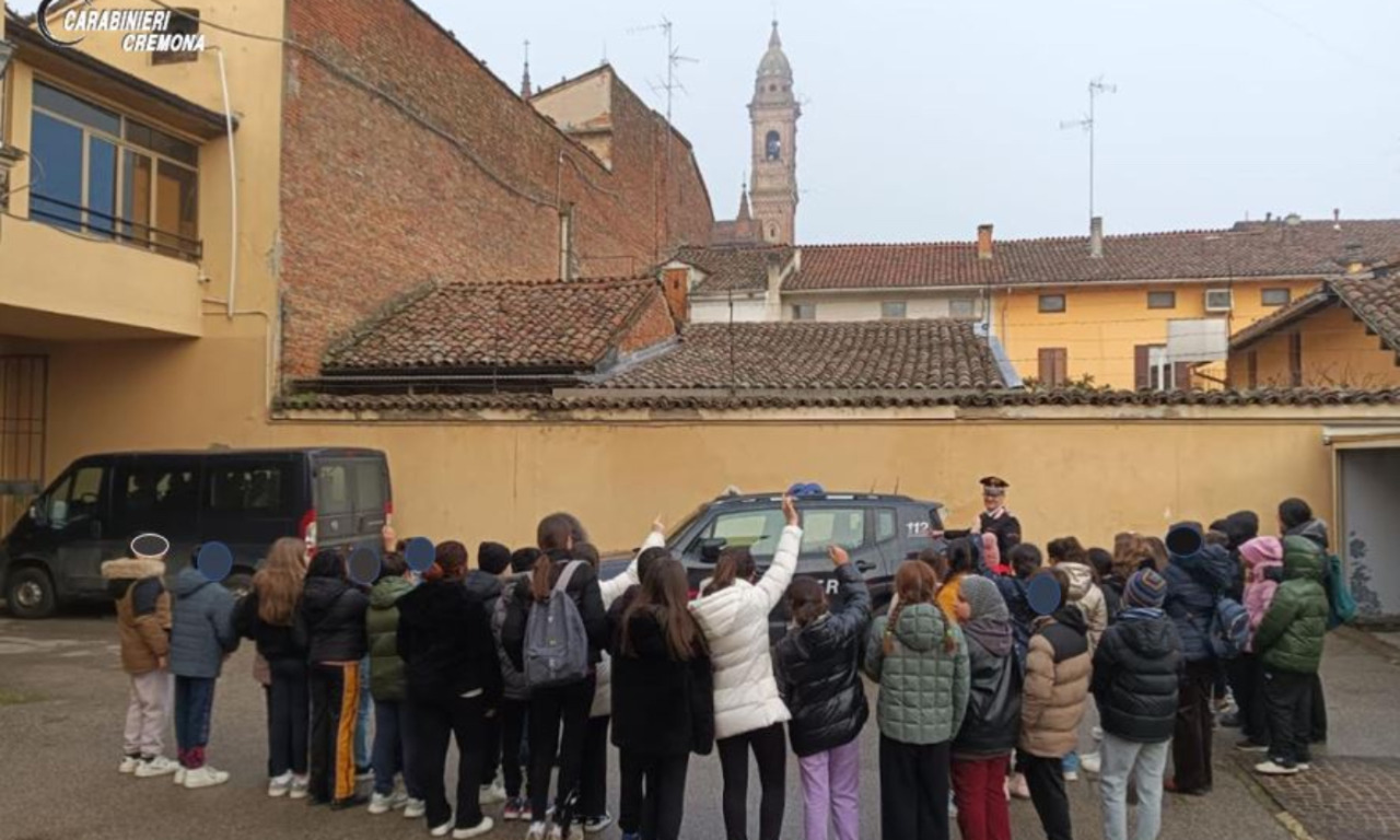 Gli studenti delle elementari in visita alla caserma dei Carabinieri di Casalmaggiore