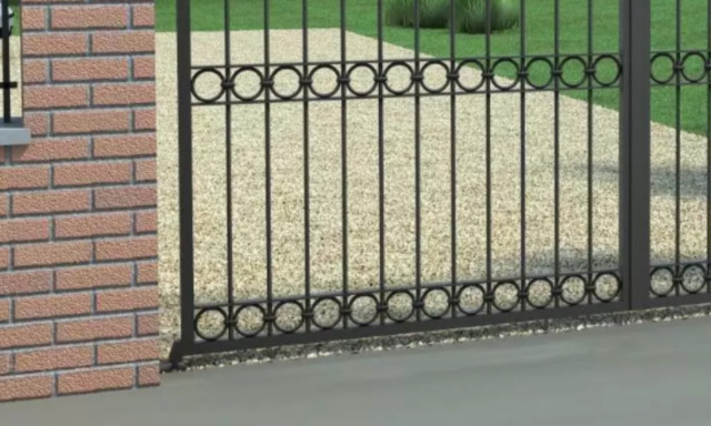 Le cade il cancello addosso mentre esce dal lavoro, 56enne ferita a Castelleone