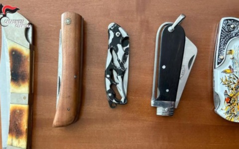 Rissa alla fermata del bus e coltelli negli zaini: 13 minorenni denunciati tra Crema e Casalmaggiore