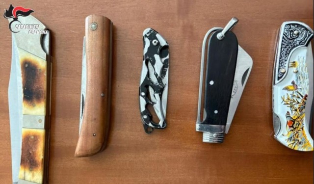 Rissa alla fermata del bus e coltelli negli zaini: 13 minorenni denunciati tra Crema e Casalmaggiore