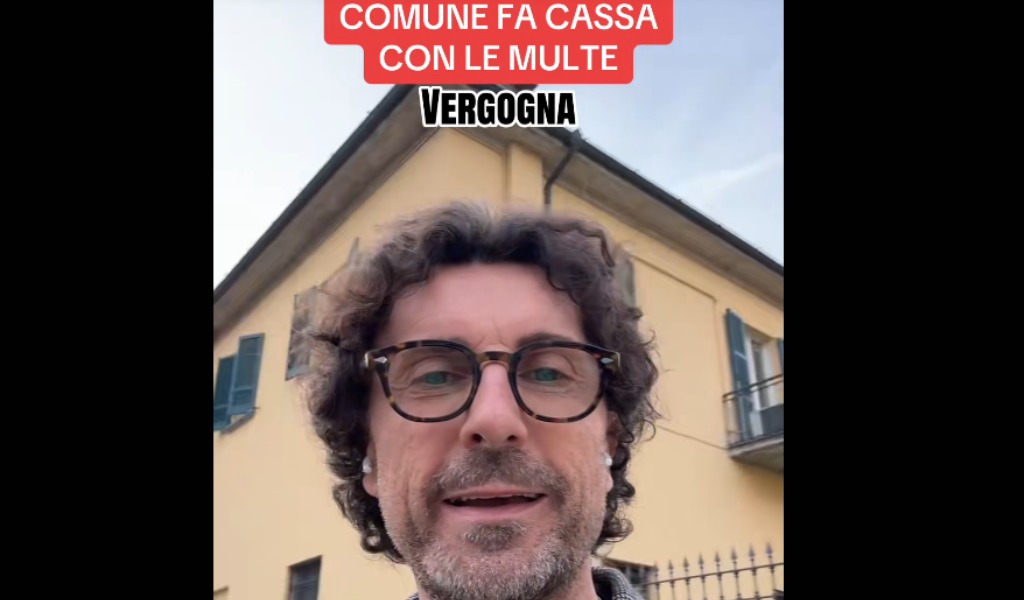 L’ex ministro Toninelli multato per non aver messo il disco orario si sfoga su TikTok: “Il Comune fa cassa con le multe, vergogna”