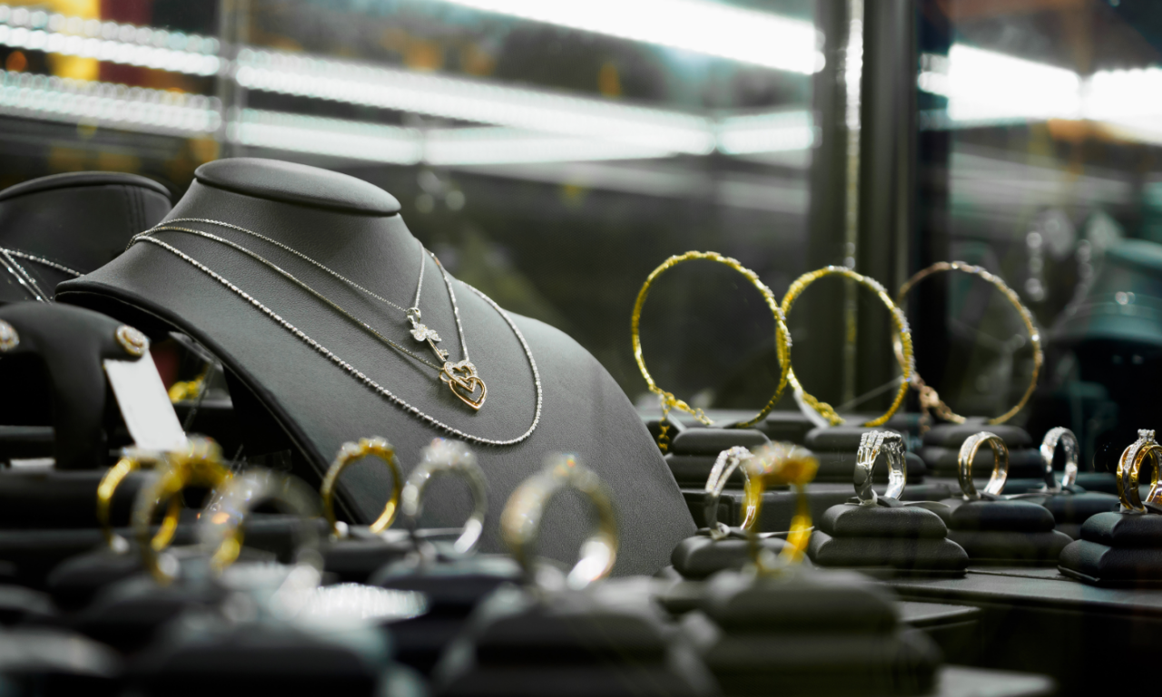 Furto in gioielleria a Soncino, 79enne ruba una collana in oro da 1.000 euro e scappa