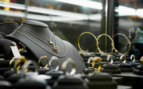 Furto in gioielleria a Soncino, 79enne ruba una collana in oro da 1.000 euro e scappa