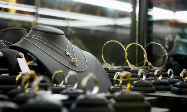 Furto in gioielleria a Soncino, 79enne ruba una collana in oro da 1.000 euro e scappa