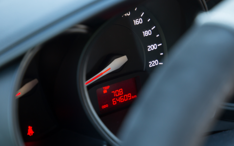 Chilometri scalati per vendere la vettura: smascherata coppia di truffatori a Sospiro