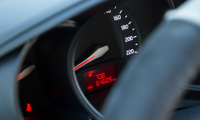 Chilometri scalati per vendere la vettura: smascherata coppia di truffatori a Sospiro