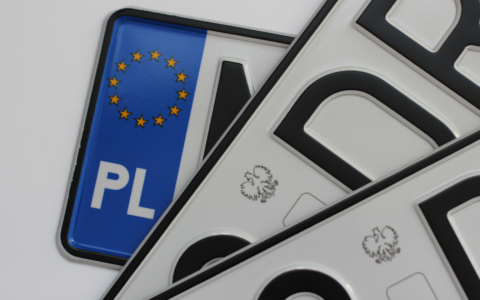 Circola con targhe contraffatte: fermato il trentaseienne responsabile