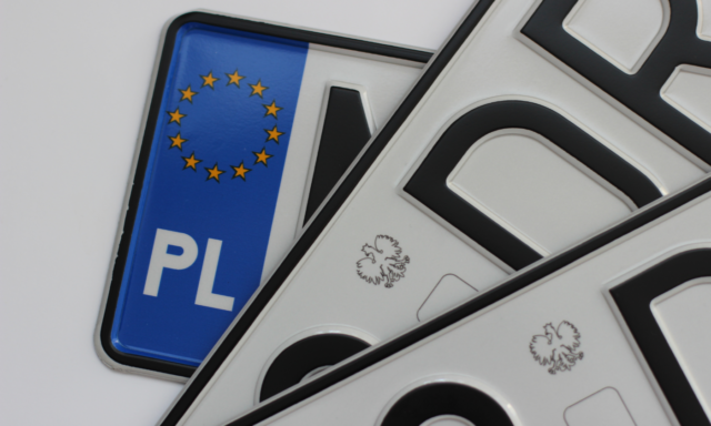 Circola con targhe contraffatte: fermato il trentaseienne responsabile