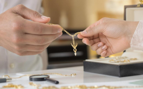 Truffe da 25mila euro in due gioiellerie e un hotel di Cremona, 48enne denunciata