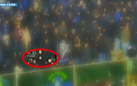Arrestato il tifoso dell’Inter che ha lanciato il petardo contro il portiere della Cremonese: è un 19enne dei Viking