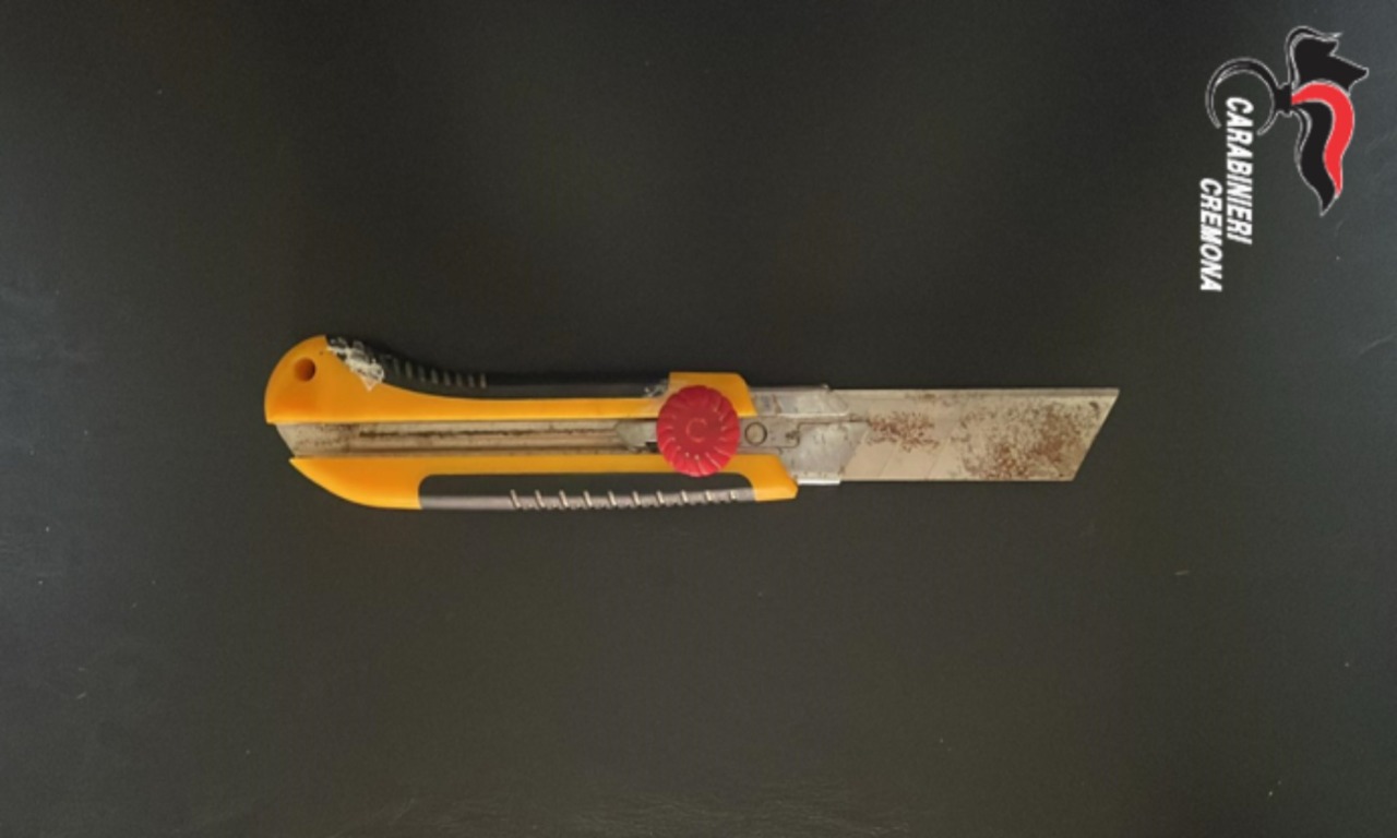 Durante la lite minaccia un coetaneo con un taglierino: scatta la denuncia