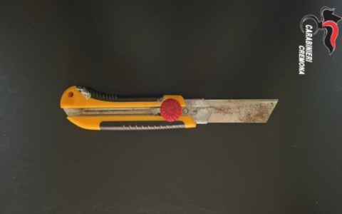 Durante la lite minaccia un coetaneo con un taglierino: scatta la denuncia