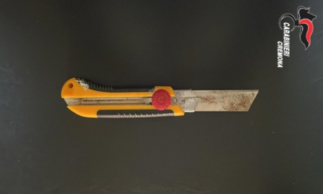 Durante la lite minaccia un coetaneo con un taglierino: scatta la denuncia