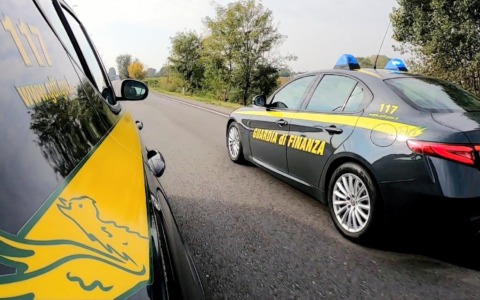 Svuotata la società di rivendita auto, 5 milioni di passivo accumulati: arrestato l’amministratore di fatto