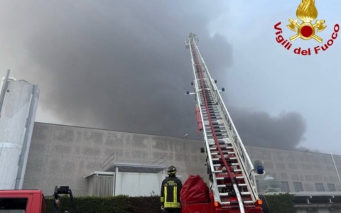 Incendio in capannone industriale a Gadesco Pieve Delmona: Vigili del Fuoco al lavoro da ore