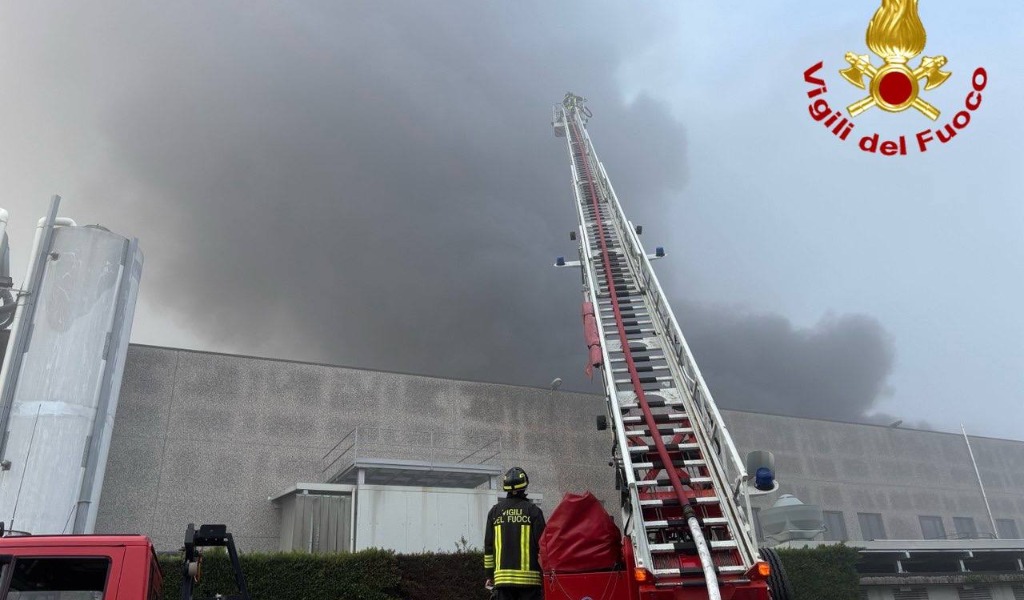 Incendio in capannone industriale a Gadesco Pieve Delmona: Vigili del Fuoco al lavoro da ore