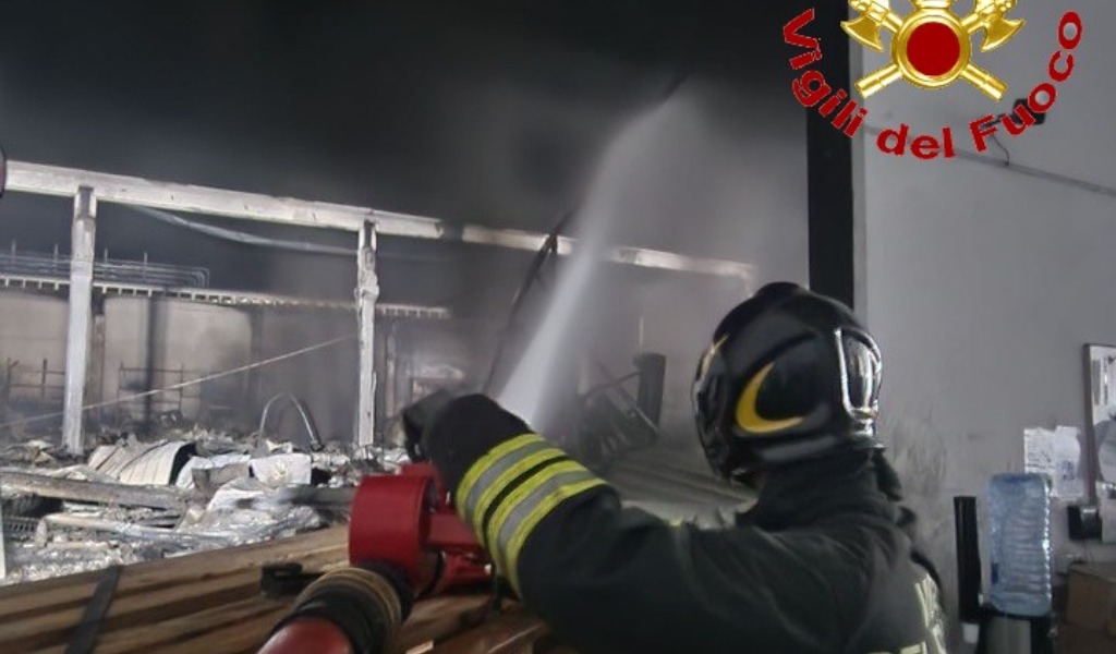 Incendio alla Magic Pack di Gadesco: prosegue lo spegnimento degli ultimi focolai