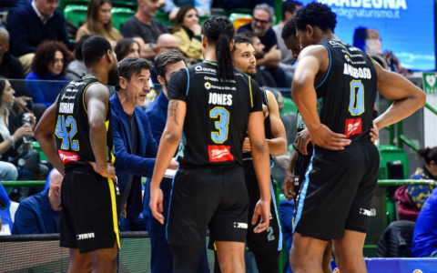 Ancora una sconfitta per la Vanoli Cremona: a Sassari passa la Dinamo 104-86