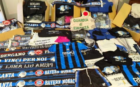 Vestiti contraffatti per la partita di Champions League, la Guardia di Finanza sequestra 800 capi di abbigliamento