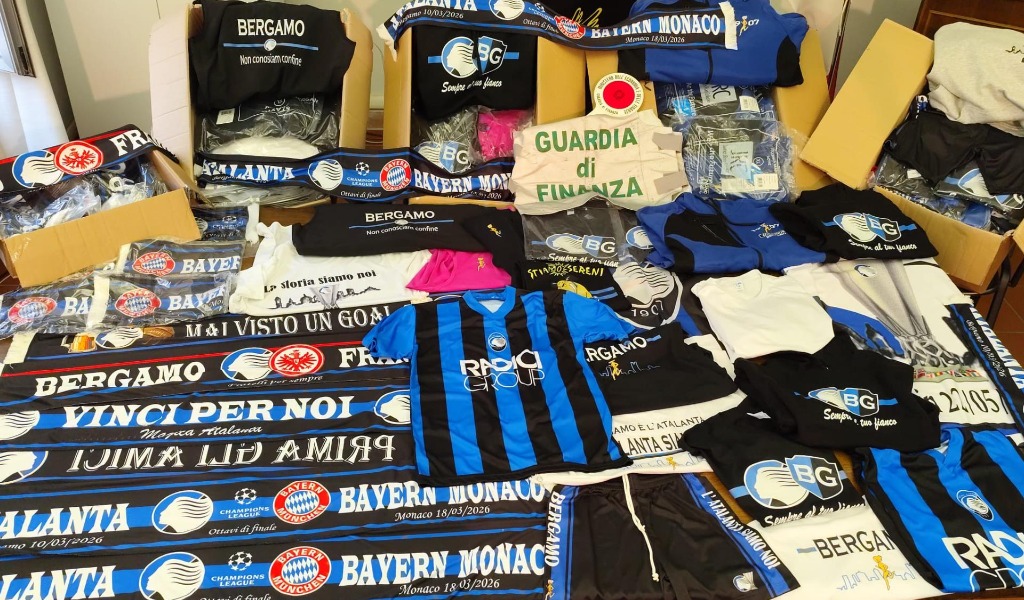 Vestiti contraffatti per la partita di Champions League, la Guardia di Finanza sequestra 800 capi di abbigliamento