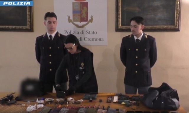 54 furti in città, maxi sequestro di merce rubata: individuati gli autori dei colpi nei garage