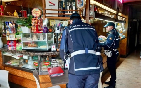Alcol ai minori, merce scaduta e parrucchieri abusivi: raffica di multe e attività chiuse a Cremona