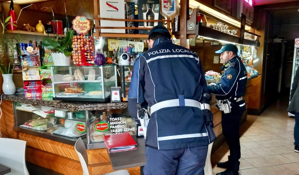 Alcol ai minori, merce scaduta e parrucchieri abusivi: raffica di multe e attività chiuse a Cremona